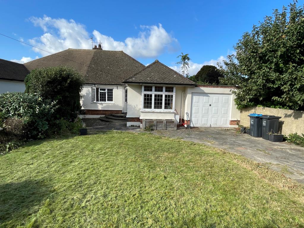 Lot: 67 - THREE-BEDROOM SEMI-DETACHED BUNGALOW - Semi-detached bungalow with driveway and garage